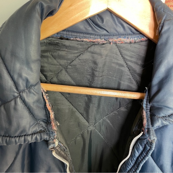 USED waffled nylon jacket is a good lightweight zip up. Sold as is. - Picture 5 of 6